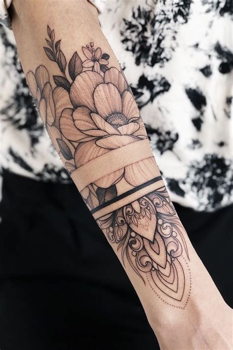 tatuaggio fiori braccio femminile|Lasciati ispirare dalle 10 migliori idee su tatuaggi fiori braccio